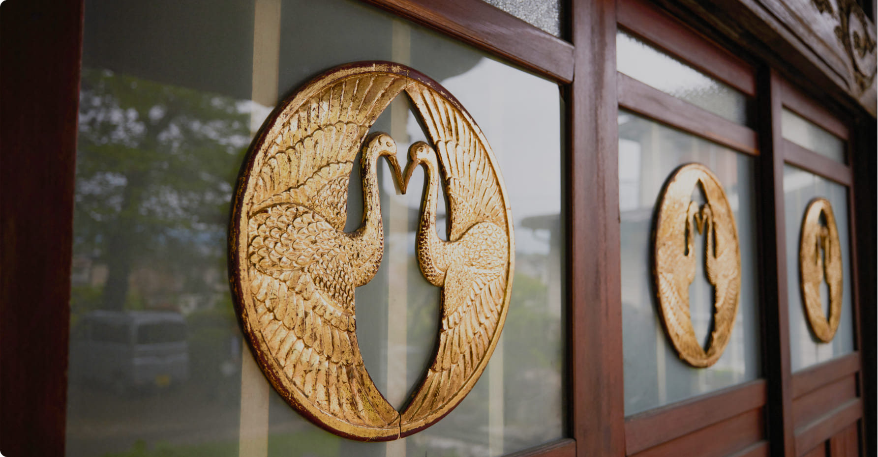 雄山寺の扉に刻まれた金色の鶴の紋様