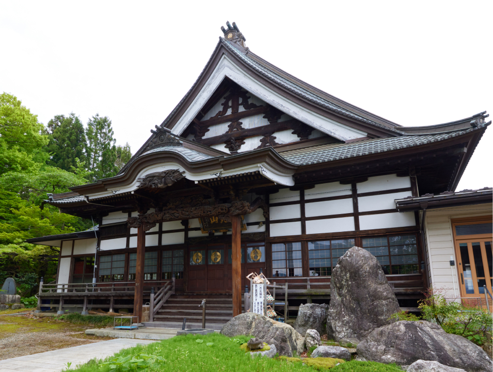 雄山寺の伝統的な建物の正面と庭の石