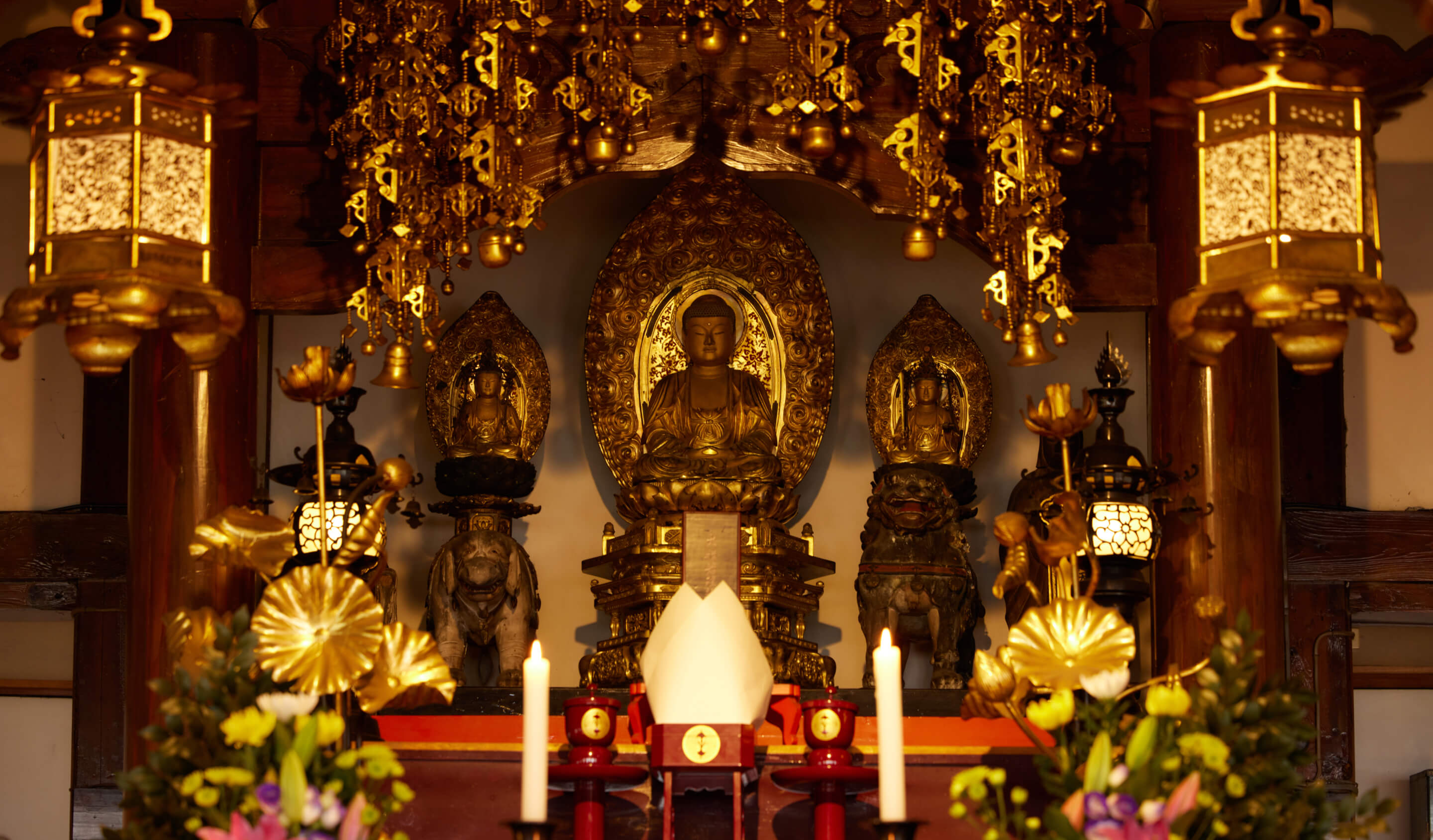豪華な装飾に囲まれた雄山寺の仏像